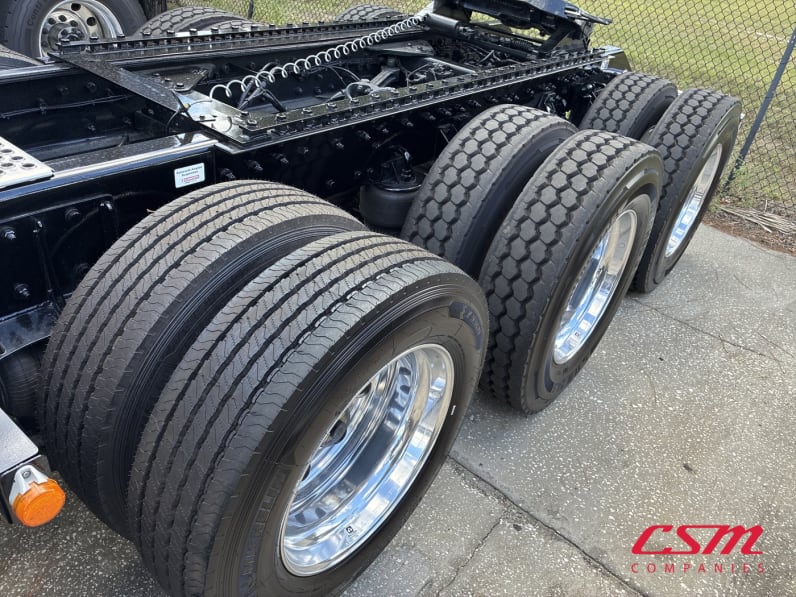 Driver side rear frame and tire tread for this 2027 Kenworth W900L (Stock number: VR267548)Weeee