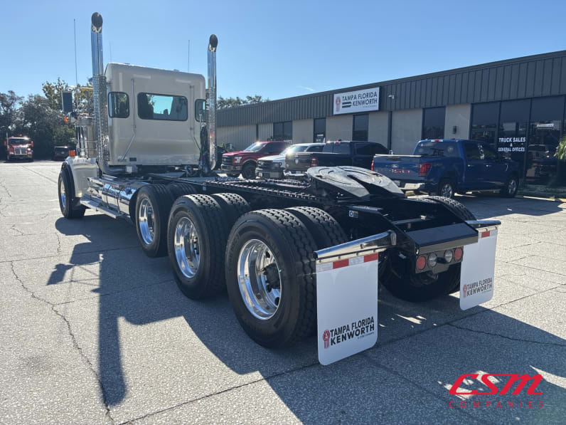 Exterior rear driver side for this 2027 Kenworth W900L (Stock number: VR267548)Weeee