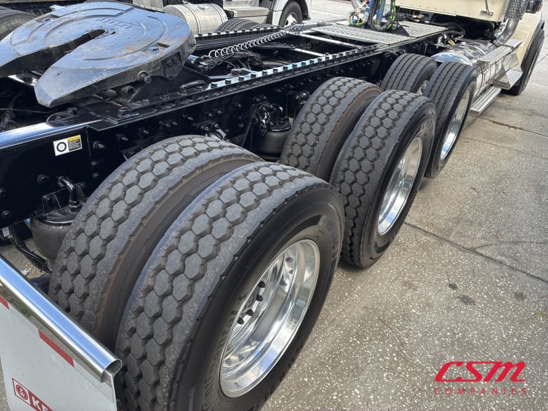Passenger side rear frame and tire tread for this 2027 Kenworth W900L (Stock number: VR267548)Weeee