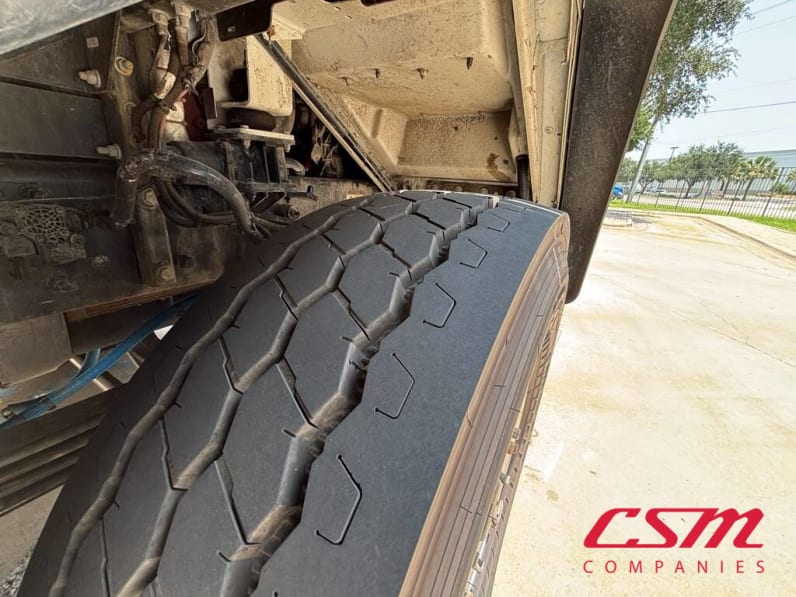 Driver side front tire tread for this 2027 Kenworth L770 (Stock number: VR810909)Weeee