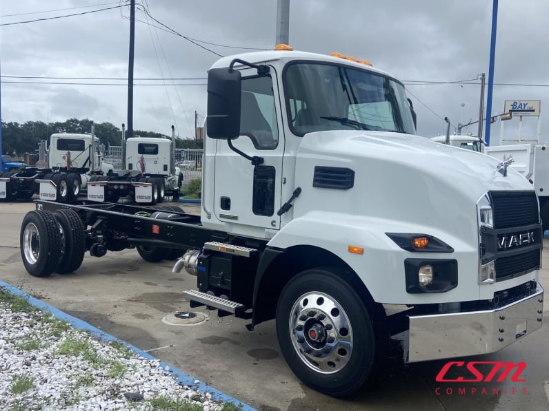 Exterior front passenger side for this 2027 Mack MD6 (Stock number: VS020326)Weeee