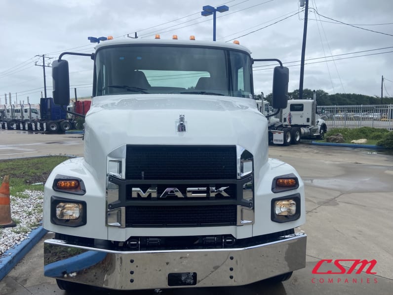 Exterior full front view for this 2027 Mack MD6 (Stock number: VS020326)Weeee
