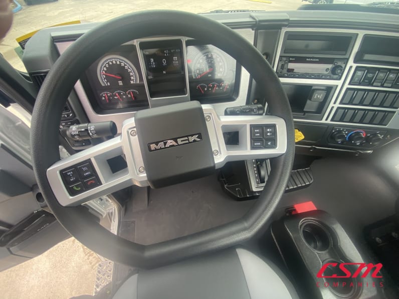 Interior steering wheel for this 2027 Mack MD6 (Stock number: VS020326)Weeee