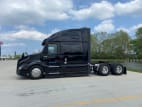 Exterior full driver side for this 2021 Volvo VNL 860 (Stock number: UMN275742)