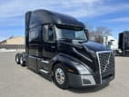 Exterior front passenger side for this 2021 Volvo VNL 860 (Stock number: UMN275745)