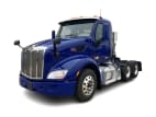 Featured image with white background for this 2022 Peterbilt 579 (Stock number: UND781513)
