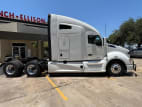 Exterior full passenger side for this 2022 Kenworth T680 (Stock number: UNJ467048)