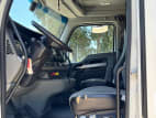 Interior seats for this 2022 Kenworth T680 (Stock number: UNJ467048)