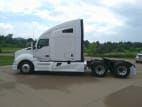 Exterior full driver side for this 2022 Kenworth T680 (Stock number: UNJ467076)