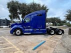 Exterior full driver side for this 2022 Kenworth T680 (Stock number: UNJ467088)