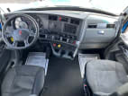 Interior cockpit for this 2022 Kenworth T680 (Stock number: UNJ467096)