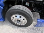 Passenger side front tire tread for this 2022 Kenworth T680 (Stock number: UNJ467115)