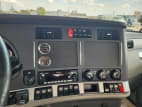 Interior radio and navigation system for this 2022 Kenworth T880 (Stock number: UNJ471041)