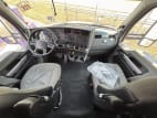 Interior cockpit for this 2022 Kenworth T680 (Stock number: UNJ477962)