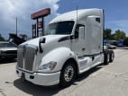 Exterior front drivers side for this 2022 Kenworth T680 (Stock number: UNJ477967)