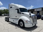 Exterior front passenger side for this 2022 Kenworth T680 (Stock number: UNJ477967)