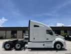 Exterior full passenger side for this 2022 Kenworth T680 (Stock number: UNJ477967)