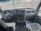 Interior cockpit for this 2022 Kenworth T680 (Stock number: UNJ492682)