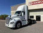 Exterior front drivers side for this 2017 Kenworth T680 (Stock number: UHJ178121)