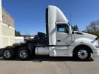 Exterior full passenger side for this 2017 Kenworth T680 (Stock number: UHJ178121)