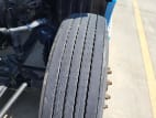 Driver side front tire tread for this 2019 Kenworth T680 (Stock number: UKJ229976)