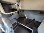 Interior passenger side sleeper for this 2019 Kenworth T680 (Stock number: UKJ297589)