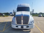 Exterior full front view for this 2020 Kenworth T680 (Stock number: ULJ354533)