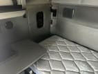 Interior passenger side sleeper for this 2020 Kenworth T680 (Stock number: ULJ354582)