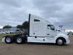 Exterior full passenger side for this 2020 Kenworth T680 (Stock number: ULJ418960)