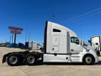 Exterior full passenger side for this 2020 Kenworth T680 (Stock number: ULJ418976)