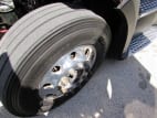 Driver side front tire tread for this 2021 Kenworth T680 Short Hood (Stock number: UMJ436595)