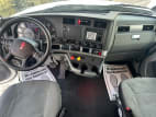 Interior cockpit for this 2021 Kenworth T680 (Stock number: UMJ459263)