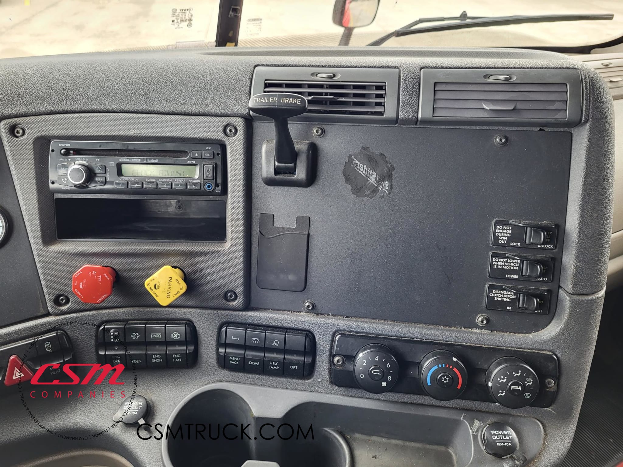 Interior radio and navigation system for this 2015 Freightliner Cascadia (Stock number: UFSGF2155)