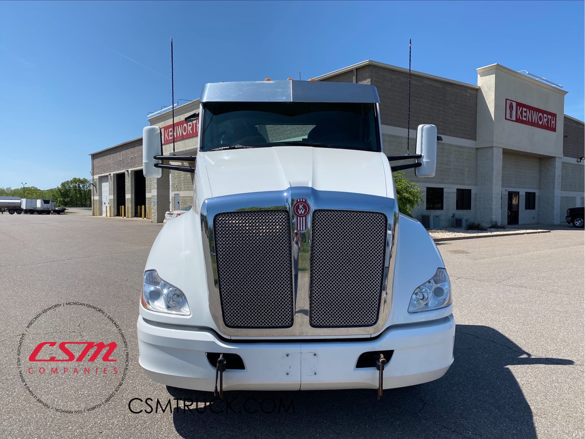 Exterior full front view for this 2016 Kenworth T680 (Stock number: UGJ111542)