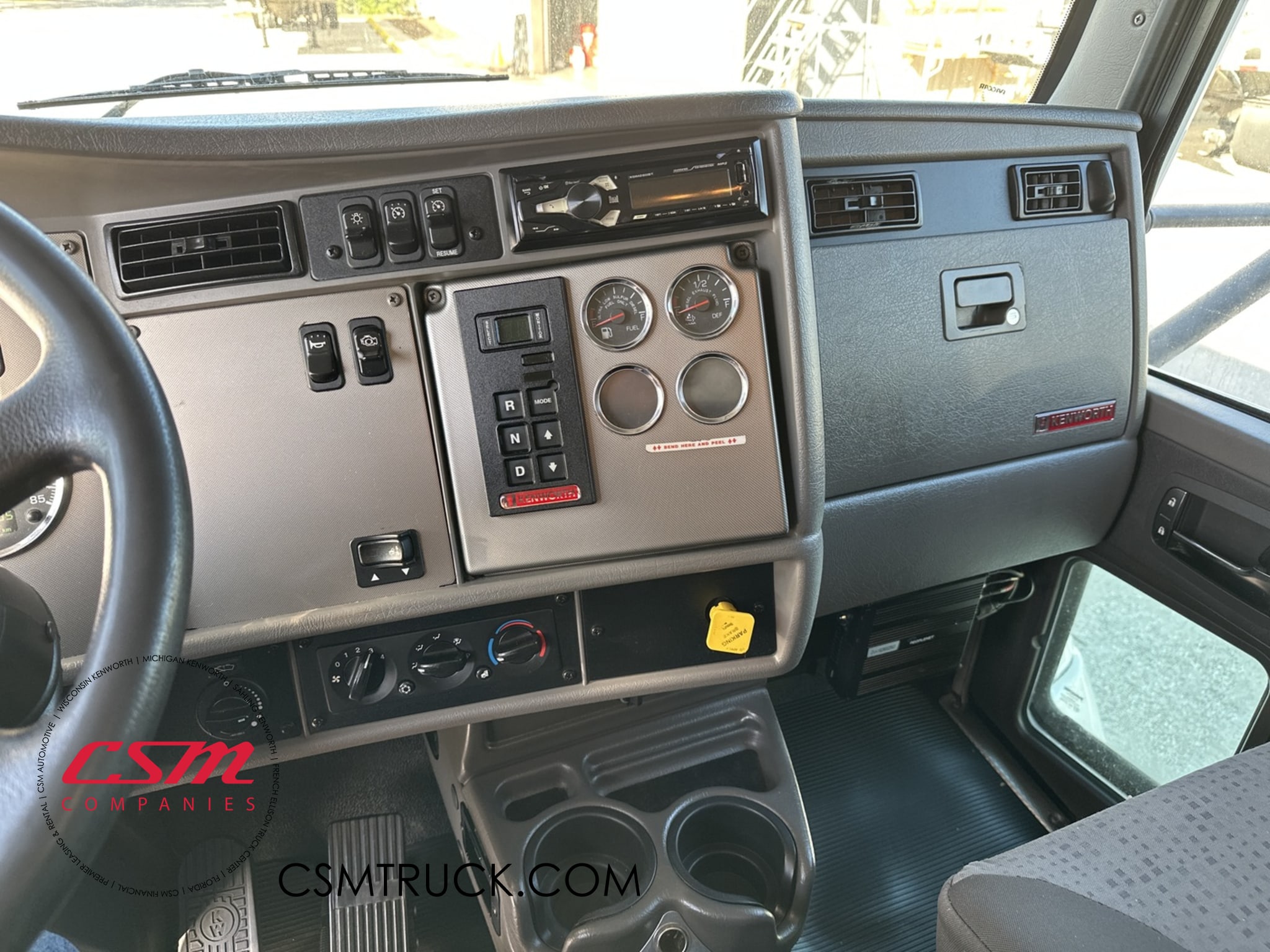 Interior radio and navigation system for this 2020 Kenworth T270 (Stock number: UJM204841)