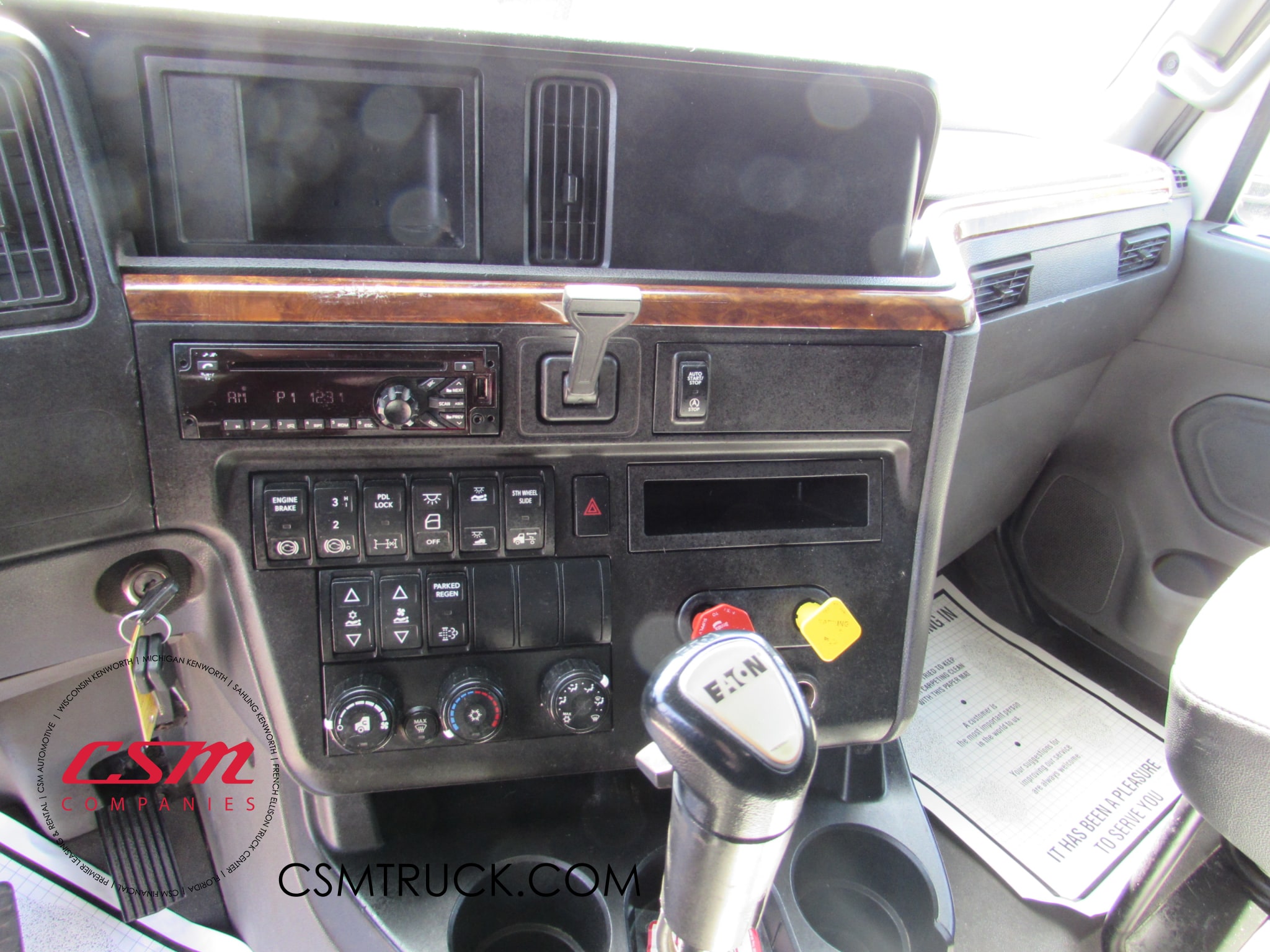 Interior radio and navigation system for this 2018 International LT Series (Stock number: UJN500506)