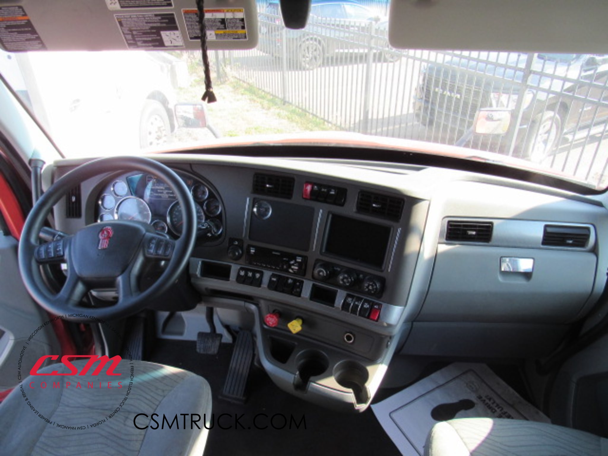 Interior cockpit for this 2019 Kenworth T680 (Stock number: UKJ367610)
