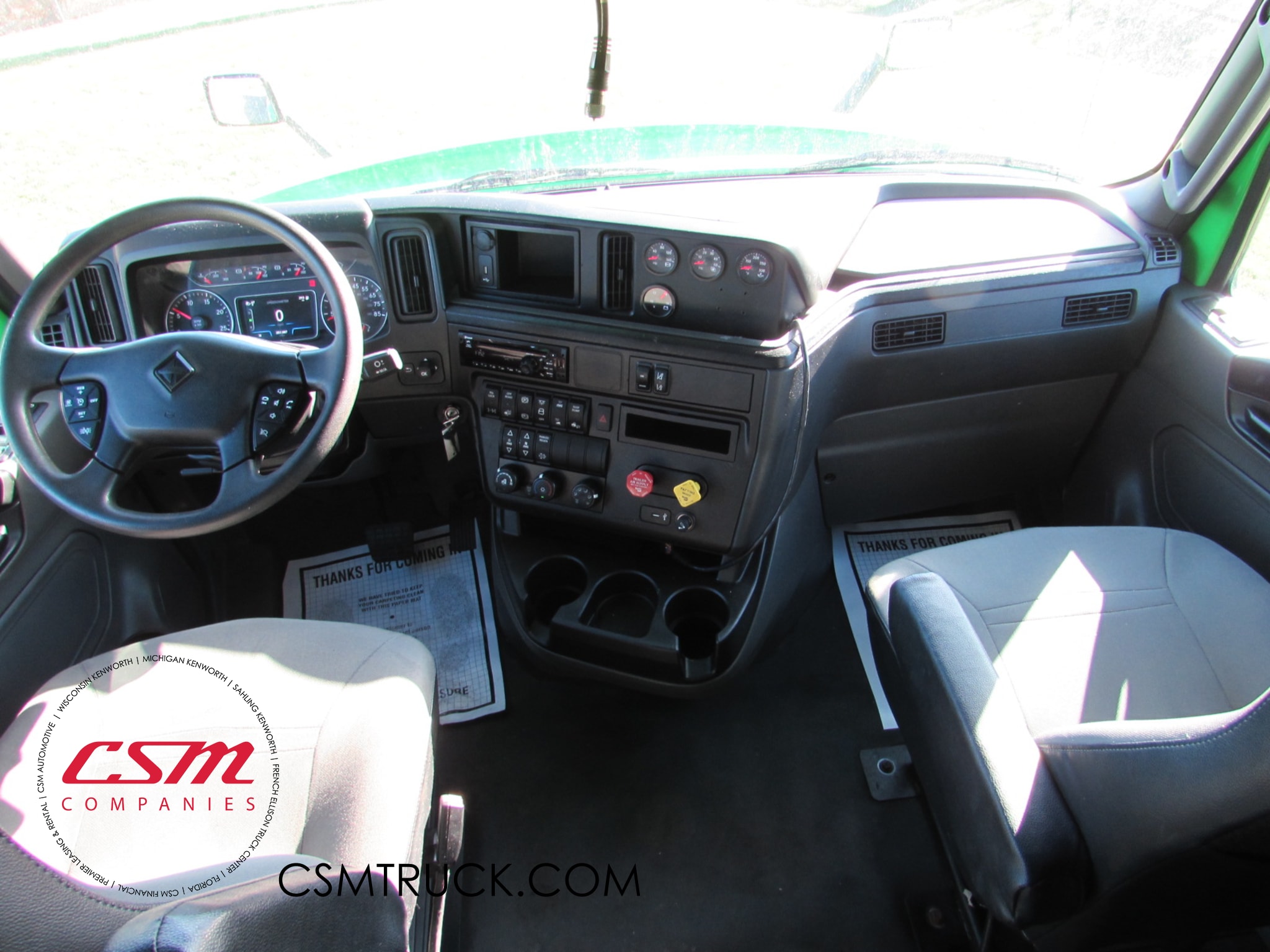 Interior cockpit for this 2019 International LT Series (Stock number: UKN325543)