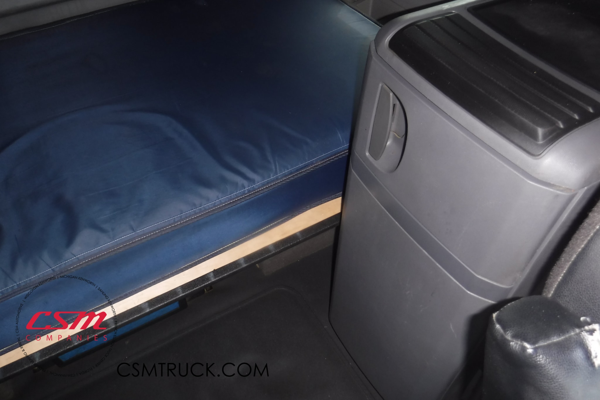 Interior driver side sleeper for this 2019 International LT (Stock number: UKN325713)