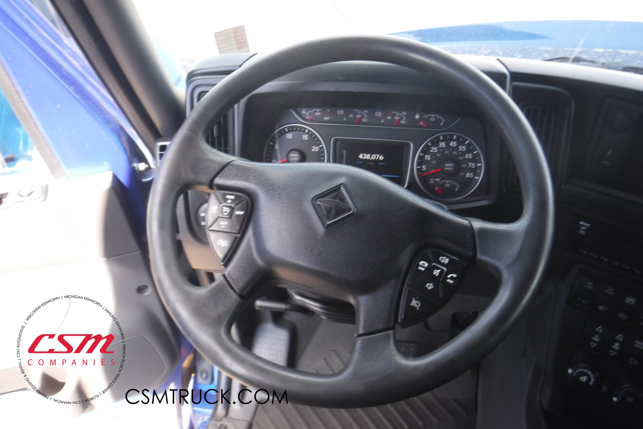 Interior steering wheel for this 2019 International LT (Stock number: UKN325713)
