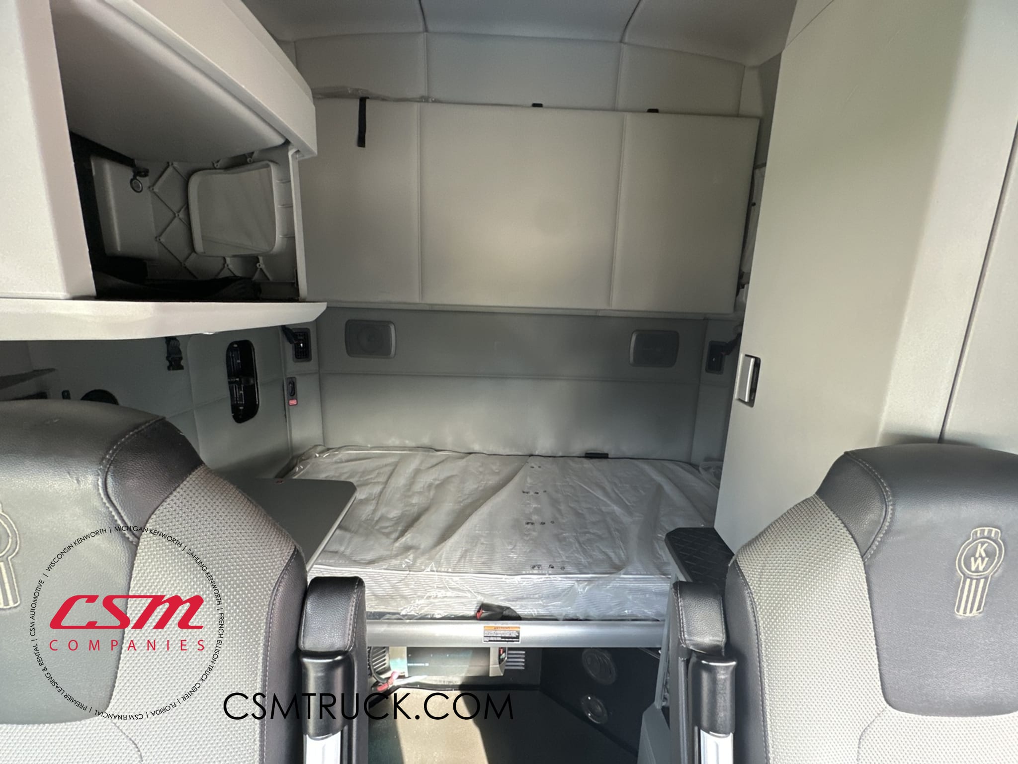 Interior wide sleeper view for this 2020 Kenworth T680 (Stock number: ULJ354390)