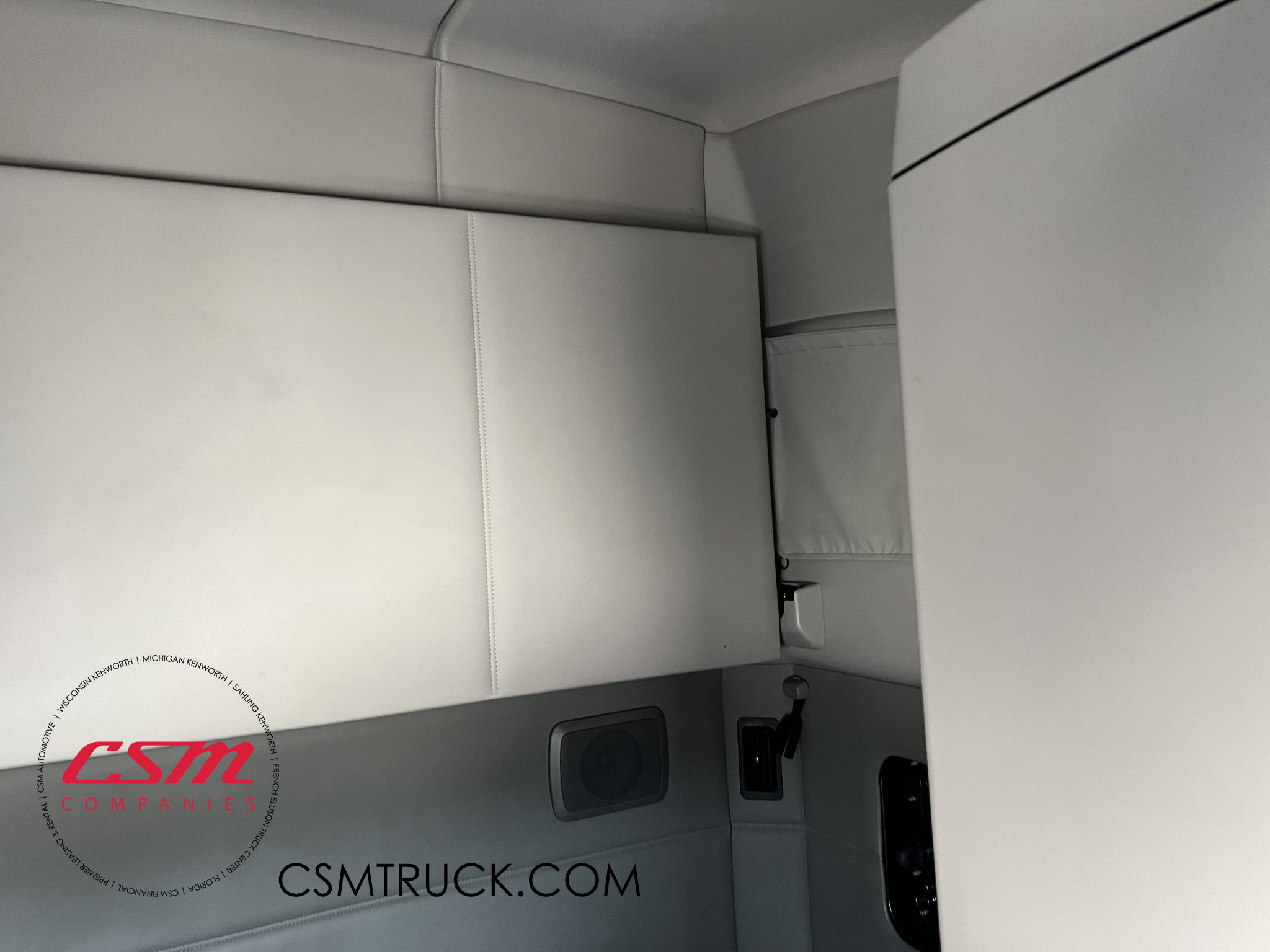 Interior wide sleeper view for this 2020 Kenworth T680 (Stock number: ULJ381020)
