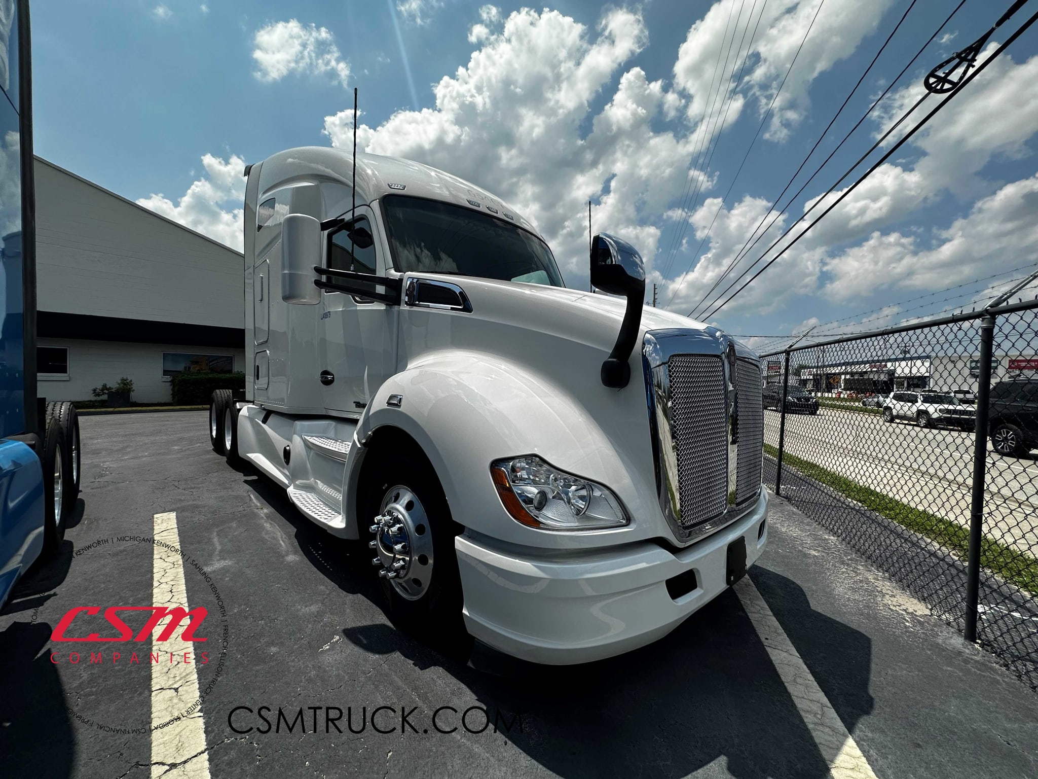 Exterior front passenger side for this 2020 Kenworth T680 (Stock number: ULJ418979)