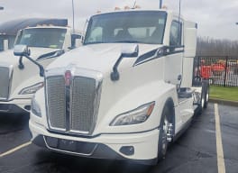 Exterior front drivers side for this 2025 Kenworth T680 (Stock number: SJ133611)