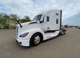 Exterior front drivers side for this 2025 Kenworth T680 (Stock number: SJ372499)