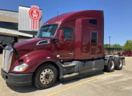 Exterior front drivers side for this 2021 Kenworth T680 Short Hood (Stock number: UMJ436666)