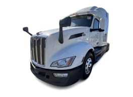 Featured image with white background for this 2023 Peterbilt 579 (Stock number: UPD862373)