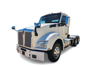 Featured image with white background for this 2022 Kenworth T880 (Stock number: UNJ471038)