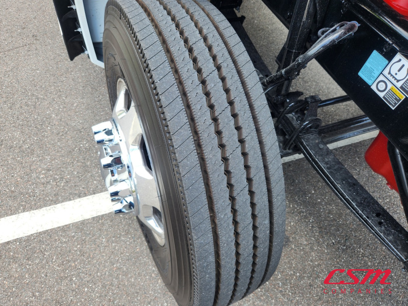 Passenger side front tire tread for this 2026 Kenworth T880 (Stock number: TJ216167)