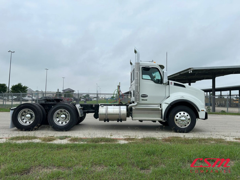 Exterior full passenger side for this 2026 Kenworth T880 (Stock number: TJ216007)